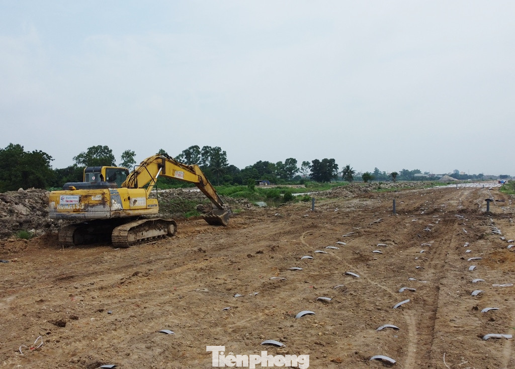 Với các đoạn đi hướng Thường Tín, Phú Xuyên các đơn vị thi công đang tiếp tục đào đất đồng sình lầy để đắp bằng cát và đất có thể chịu lực tốt.