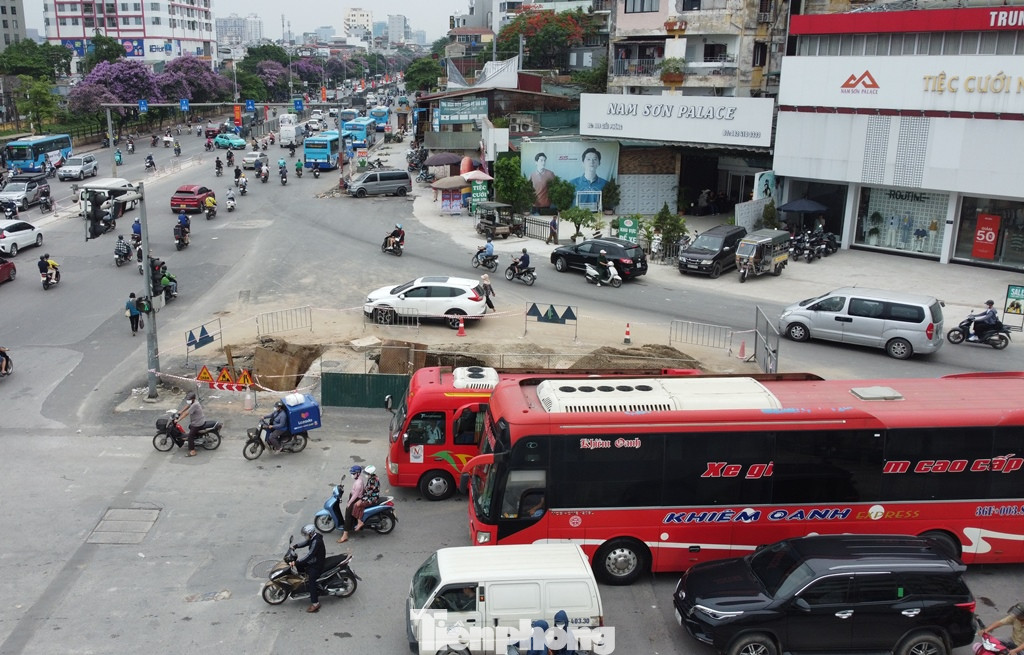 Cho ý kiến về việc này, đại diện đơn vị thi công là Công ty Cổ phần tập đoàn Cienco 4 cho biết, đơn vị có giấy phép rào đường của Sở GTVT Hà Nội cấp và thực hiện rào đường, thi công theo giấy phép được cấp.