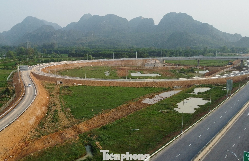 Nút giao Đồng Thắng là nút giao thứ 7 (cuối cùng) trên chính tuyến của cao tốc Mai Sơn - QL45. Nút giao Đồng Thắng là nút giao thứ 7 (cuối cùng) trên chính tuyến của cao tốc Mai Sơn - QL45.