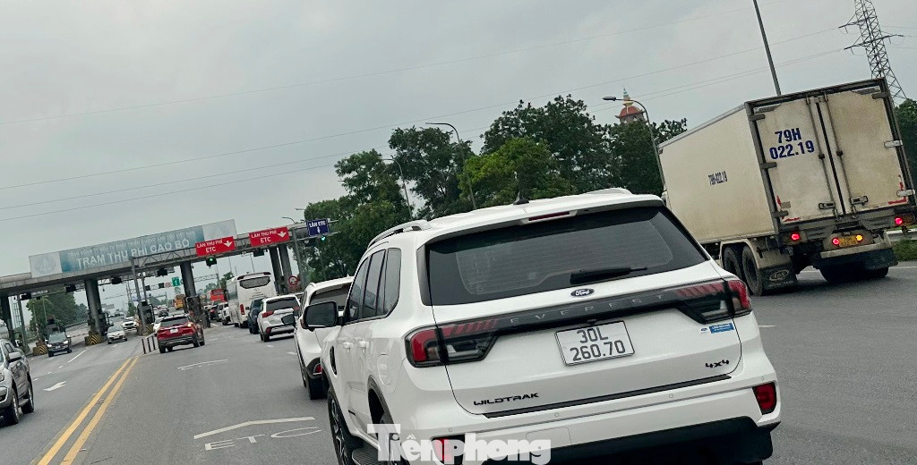 Ùn ứ xảy ra ngay từ trạm thu phí Cao Bồ đầu vào cao tốc. Ùn ứ xảy ra ngay từ trạm thu phí Cao Bồ đầu vào cao tốc.