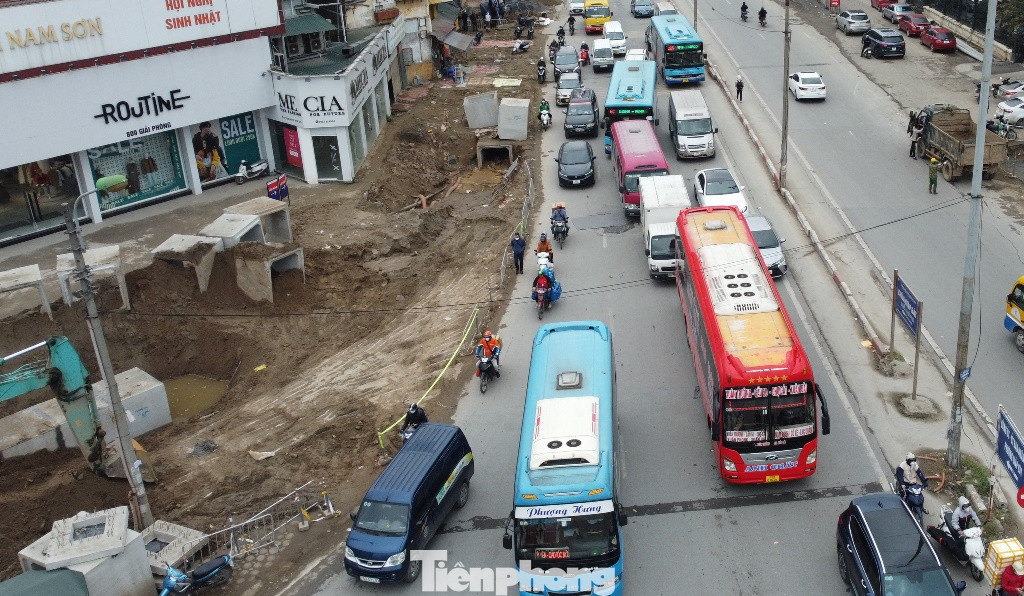 Việc đào xới với diện rộng trên đường Giải Phóng và phố Kim Đồng đang được các đơn vị thi công triển khai ùn tắc, bụi bặm luôn xuất hiện.