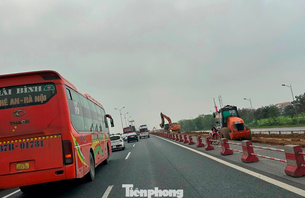 Cao tốc Cầu Giẽ - Ninh Bình đang có 2 làn xe và 1 làn dừng khẩn cấp, nhưng hiện nay một số đoạn qua tỉnh Hà Nam đang bị hàng rào chiếm dụng hết 1 làn dừng khẩn cấp. Cao tốc Cầu Giẽ - Ninh Bình đang có 2 làn xe và 1 làn dừng khẩn cấp, nhưng hiện nay một số đoạn qua tỉnh Hà Nam đang bị hàng rào chiếm dụng hết 1 làn dừng khẩn cấp.