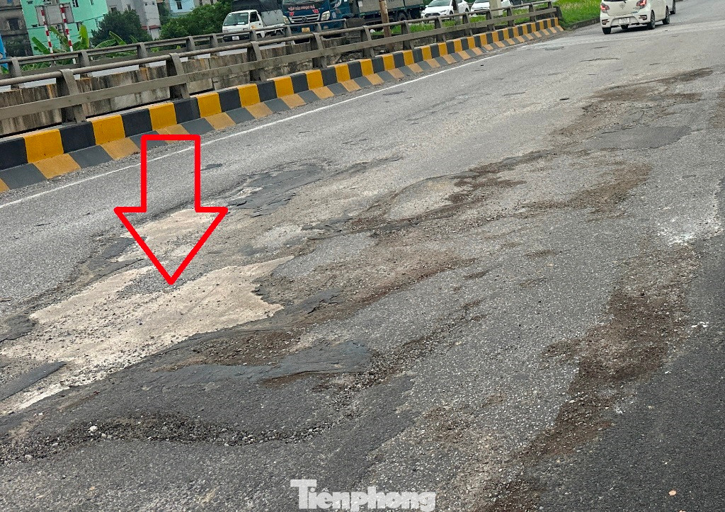 Một số đoạn mặt cầu bong tróc cả lớp nhựa đường, trơ cả phần mặt dầm bê tông cầu bên dưới. Một số đoạn mặt cầu bong tróc cả lớp nhựa đường, trơ cả phần mặt dầm bê tông cầu bên dưới.