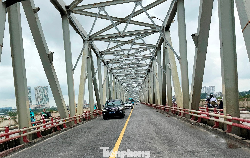 Sở GTVT cho biết, hiện đang theo dõi mực nước sông Hồng để có những điều chỉnh giao thông cho phù hợp. Theo đó, sau khi mực nước sông Hồng hạ xuống mức an toàn, cùng với khôi phục lại giao thông cho phù hợp với trước thời điểm mưa ngập, Sở GTVT cũng yêu cầu các đơn vị có liên quan, sớm triển khai dự án sửa chữa cấp lớn mặt cầu và hạ tầng trên cầu Chương Dương. Sở GTVT cho biết, hiện đang theo dõi mực nước sông Hồng để có những điều chỉnh giao thông cho phù hợp. Theo đó, sau khi mực nước sông Hồng hạ xuống mức an toàn, cùng với khôi phục lại giao thông cho phù hợp với trước thời điểm mưa ngập, Sở GTVT cũng yêu cầu các đơn vị có liên quan, sớm triển khai dự án sửa chữa cấp lớn mặt cầu và hạ tầng trên cầu Chương Dương.