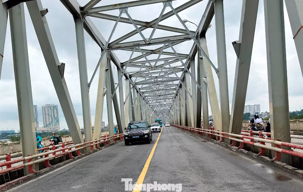 Sở GTVT cho biết, hiện đang theo dõi mực nước sông Hồng để có những điều chỉnh giao thông cho phù hợp. Theo đó, sau khi mực nước sông Hồng hạ xuống mức an toàn, cùng với khôi phục lại giao thông cho phù hợp với trước thời điểm mưa ngập, Sở GTVT cũng yêu cầu các đơn vị có liên quan, sớm triển khai dự án sửa chữa cấp lớn mặt cầu và hạ tầng trên cầu Chương Dương. Sở GTVT cho biết, hiện đang theo dõi mực nước sông Hồng để có những điều chỉnh giao thông cho phù hợp. Theo đó, sau khi mực nước sông Hồng hạ xuống mức an toàn, cùng với khôi phục lại giao thông cho phù hợp với trước thời điểm mưa ngập, Sở GTVT cũng yêu cầu các đơn vị có liên quan, sớm triển khai dự án sửa chữa cấp lớn mặt cầu và hạ tầng trên cầu Chương Dương.