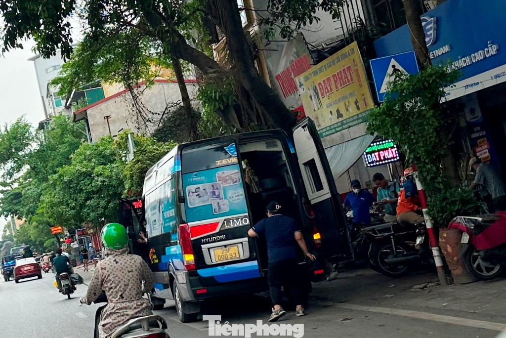 Các xe thường xuyên hoạt động, dừng đỗ trên đường đón trả khách trên đường Lê Duẩn có các xe limousine mang tên các nhà xe: "X.E Viet Nam", "Thủ đô", "Hoàng Bảo", "Duy Hoàng", "Tràng An"…