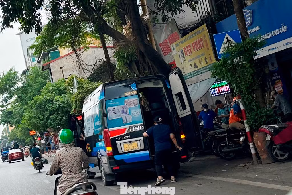 Các xe thường xuyên hoạt động, dừng đỗ trên đường đón trả khách trên đường Lê Duẩn có các xe limousine mang tên các nhà xe: "X.E Viet Nam", "Thủ đô", "Hoàng Bảo", "Duy Hoàng", "Tràng An"…