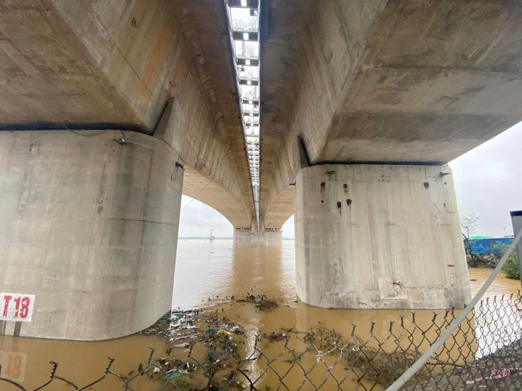 Tại cầu Vĩnh Tuy nước sông cũng dâng cao ngập quá nửa các trụ cầu ở bãi sông. Tại cầu Vĩnh Tuy nước sông cũng dâng cao ngập quá nửa các trụ cầu ở bãi sông.