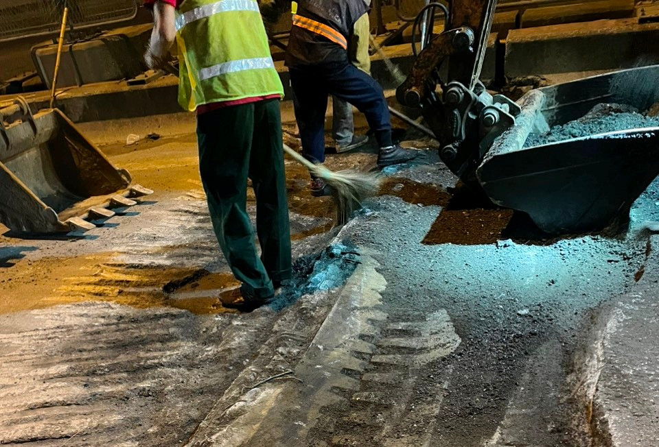 Sau đó, đơn vị thi công cho máy móc thảm nhựa lên trên, tạo nền đường bằng phẳng.