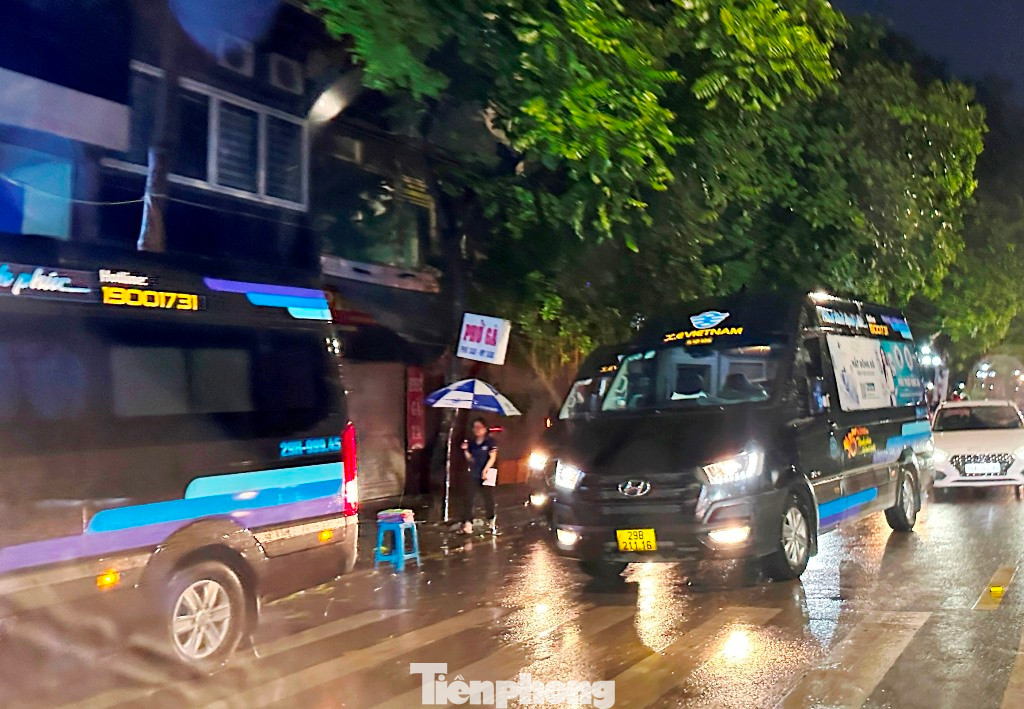 Theo ghi nhận tại số 283 Lê Duẩn, nhà xe "X.E Viet Nam" đang có hàng chục xe hoạt động, dừng đỗ bắt khách thường xuyên trên đường Lê Duẩn, trong đó có xe limousine với BKS: 29G-05188, 29F-00093, 29F-00093, 29B-21115, 29H-88586, 29F01241, 29H-99945, 29B-2116, 29H-88586, 29B-21116, 29B-21017, 29G-00888…