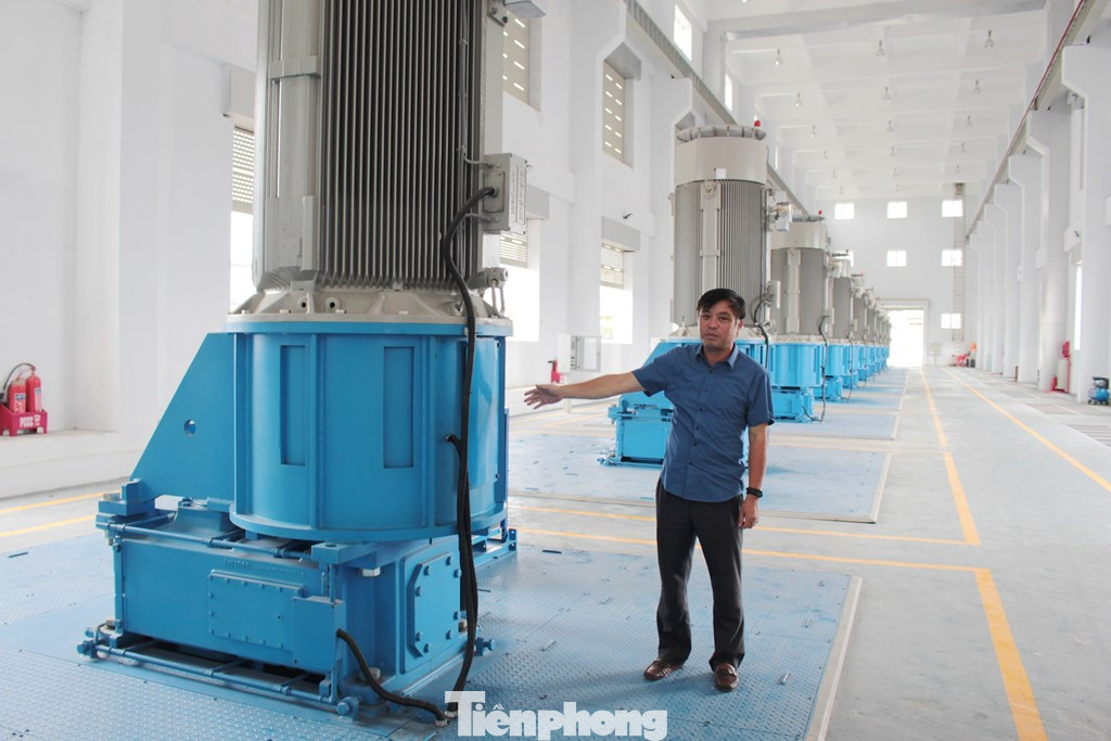 Cho ý kiến về việc này, đơn vị vận hành trạm bơm Yên Nghĩa cho biết, nhà máy luôn sẵn sàng hoạt động cả 10 tổ máy, tuy nhiên, do lượng nước từ kênh dẫn về bể chứa không đủ nên nhà máy chỉ hoạt động được 4 đến 7 tổ máy.