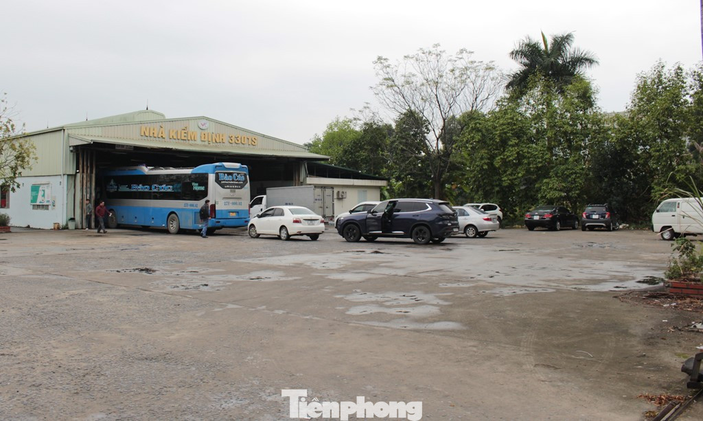 Sáng 3/1, bên trong sân đỗ TTĐK Hà Nội chỉ lác đác xe đến kiểm định.