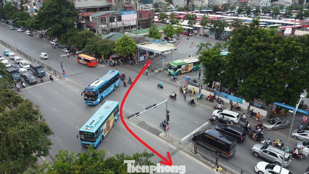 Thay vì đi vòng vào phố Kim Đồng quay đầu, từ nay xe khách từ 29 chỗ xuất bến Giáp Bát đi thẳng sang đường Giải Phóng để ra cao tốc, QL1. Thay vì đi vòng vào phố Kim Đồng quay đầu, từ nay xe khách từ 29 chỗ xuất bến Giáp Bát đi thẳng sang đường Giải Phóng để ra cao tốc, QL1.