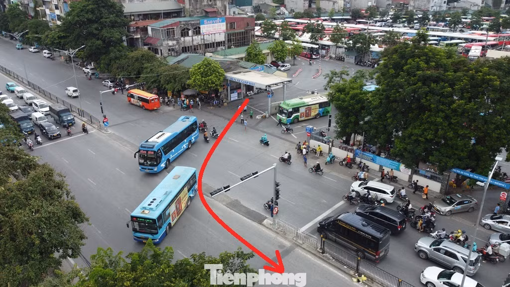 Thay vì đi vòng vào phố Kim Đồng quay đầu, từ nay xe khách từ 29 chỗ xuất bến Giáp Bát đi thẳng sang đường Giải Phóng để ra cao tốc, QL1.