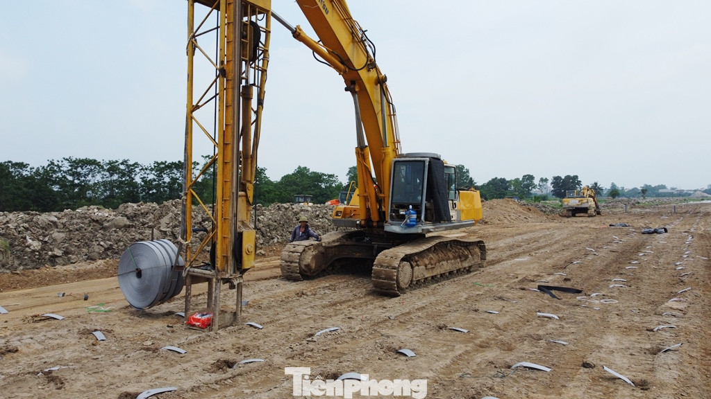 Sau khi nền đất mới được đắp lên nền đường dự án, các đơn vị thi công bắt đầu khoan các lỗ thông khí trong thời gian chờ lún.