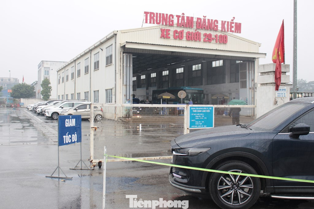 Tình trạng TTĐK đang hoạt động hết hoặc vượt công suất cũng đang diễn ra với TTĐK Đền Lừ (2910D). Trung bình mỗi ngày trung tâm đang đáp ứng từ 70 đến 80 xe, nhưng những ngày qua con số đang tăng trên 100 lượt xe.