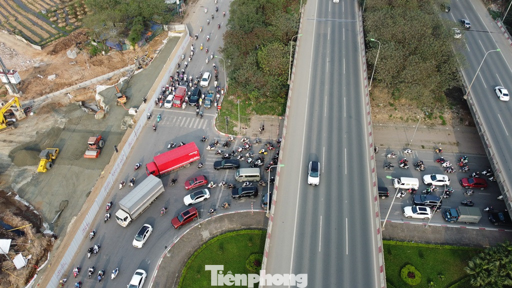Toàn cảnh công trường và hàng rào thi công sau khi được điều chỉnh tại nút giao Lê Quang Đạo với đại lộ Thăng Long.
