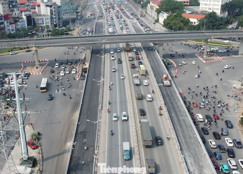 Đại diện Ban QLDA Thăng Long cho biết, sau khi hai cầu vượt thép được xây dựng xong, trong 1 đến 2 tuần tới các cơ quan hữu trách như Chủ đầu tư, Sở GTVT Hà Nội… sẽ khảo sát, nghiệm thu và tổ chức phương án đi lại.