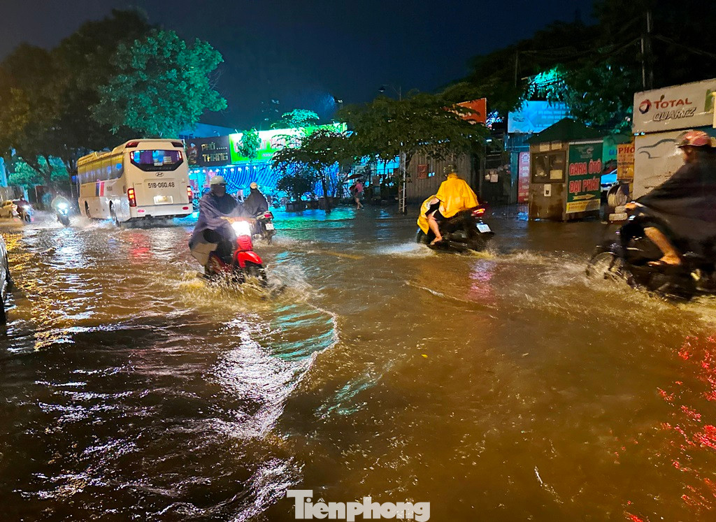 Đường bị mưa ngập đã khiến cho giao thông đi lại khó khăn. Đường bị mưa ngập đã khiến cho giao thông đi lại khó khăn.