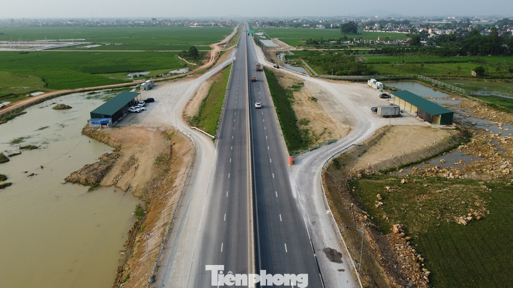 Toàn cảnh hệ thống trạm dừng nghỉ tạm vừa được xây dựng, hoàn thành ở cả hai chiều đường trên cao tốc Mai Sơn - QL45.