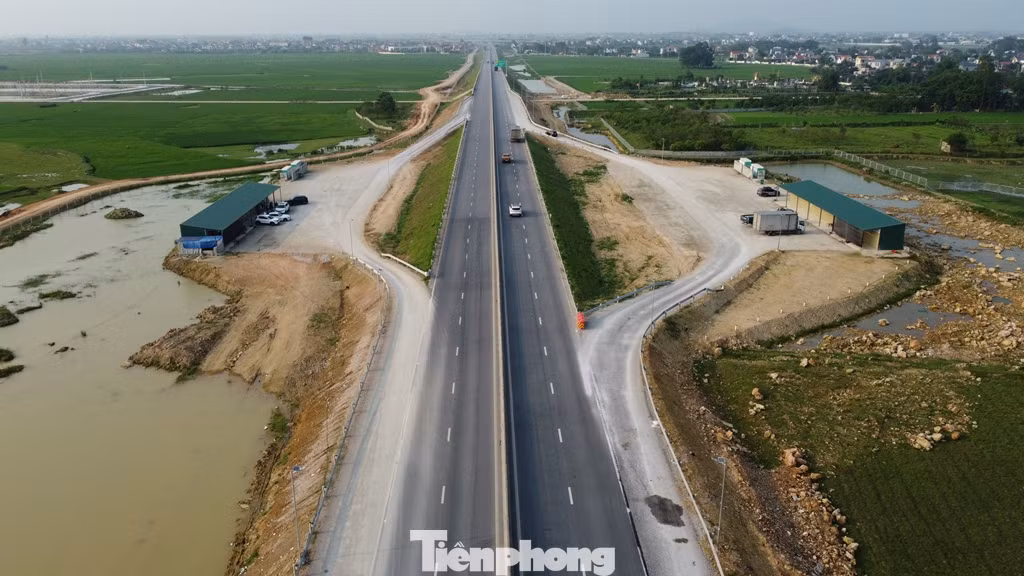 Toàn cảnh hệ thống trạm dừng nghỉ tạm vừa được xây dựng, hoàn thành ở cả hai chiều đường trên cao tốc Mai Sơn - QL45.