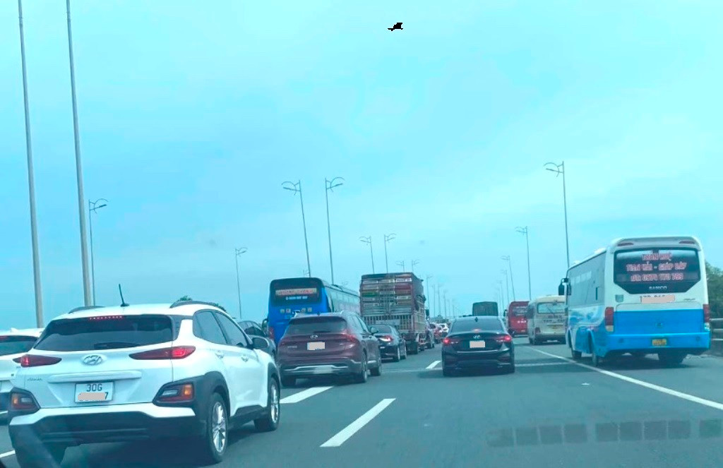 Lượng xe trên cao tốc Pháp Vân - Cầu Giẽ - Ninh Bình tăng cao từ sáng sớm đến chiều nay.