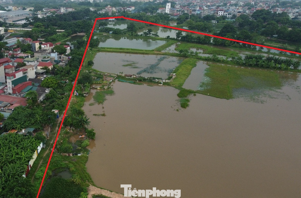 Do mặt bằng là đồng ruộng được quy hoạch để xây dựng depot Ngọc Hồi từ cách đây hàng chục năm, nên hiện nay phần lớn diện tích là bỏ không, ngập trong nước. Do mặt bằng là đồng ruộng được quy hoạch để xây dựng depot Ngọc Hồi từ cách đây hàng chục năm, nên hiện nay phần lớn diện tích là bỏ không, ngập trong nước.