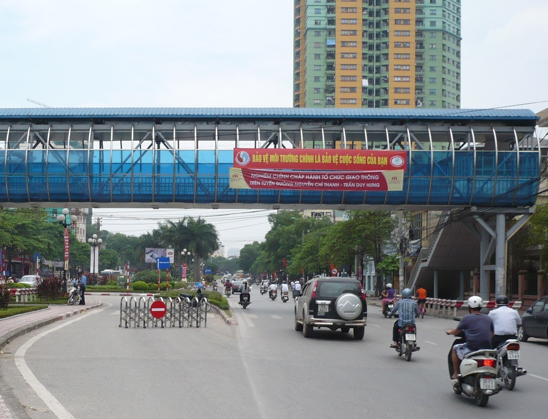 Cầu đi bộ đã được xây dựng trên đường Trần Duy Hưng Hà Nội. Ảnh: A.Trọng