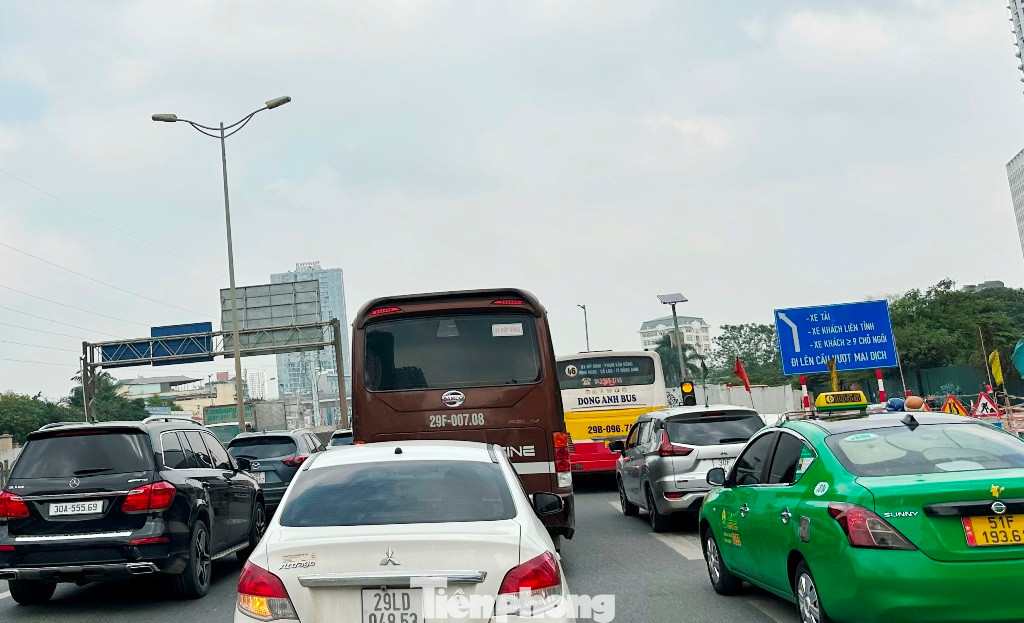 Ùn tắc kéo dài tại công trường thi công hai cầu vượt thép bổ sung tại nút giao Mai Dịch (Cầu Giấy) trong giờ cao điểm hai ngày qua.
