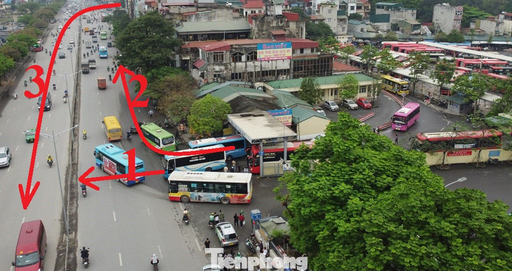 Do lòng đường bị thu hẹp để phục vụ dự án, trong khi xe khách từ bến Giáp Bát phải vòng vào phố Kim Đồng rồi mới quay đầu xe để trở lại đường Giải Phóng ra Pháp Vân.