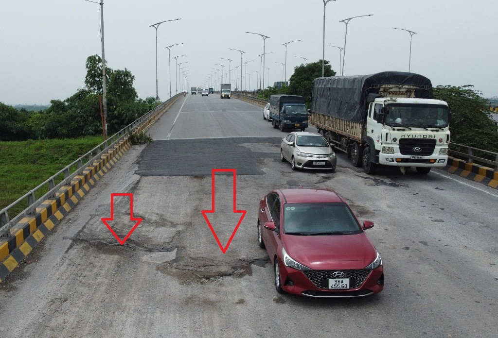 Mặt cầu Phù Đổng hư hỏng nham nhở, phương tiện đi qua đang gặp nhiều khó khăn. Mặt cầu Phù Đổng hư hỏng nham nhở, phương tiện đi qua đang gặp nhiều khó khăn.