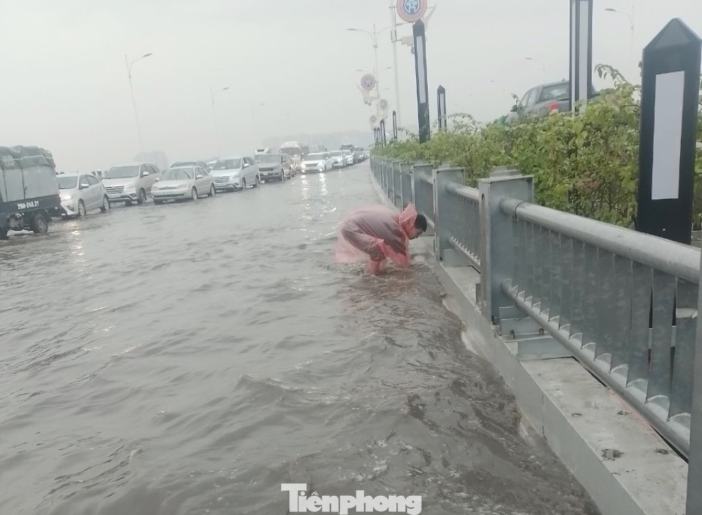 Hình ảnh mặt cầu Vĩnh Tuy giai đoạn 2 ngập sâu trong nước mưa ngày 15/5.