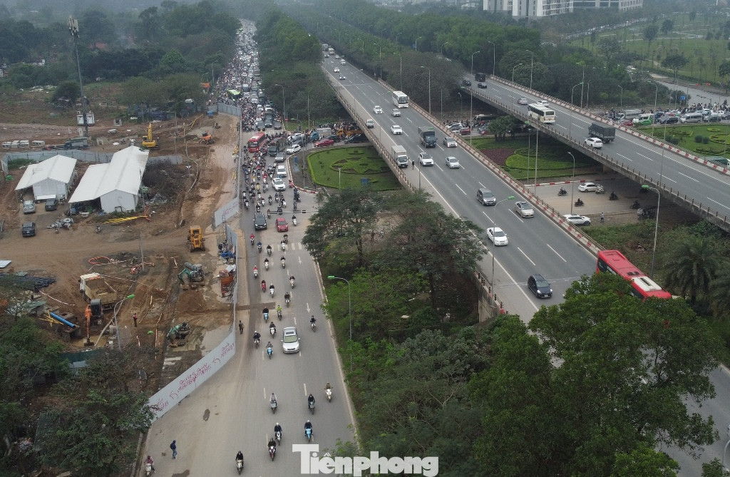Trong sáng và trưa nay, phóng viên ghi nhận ùn tắc trên đại lộ Thăng Long chỉ xảy ra với đoạn có hàng rào công trường, còn đoạn đi qua công trường đường thông thoáng.