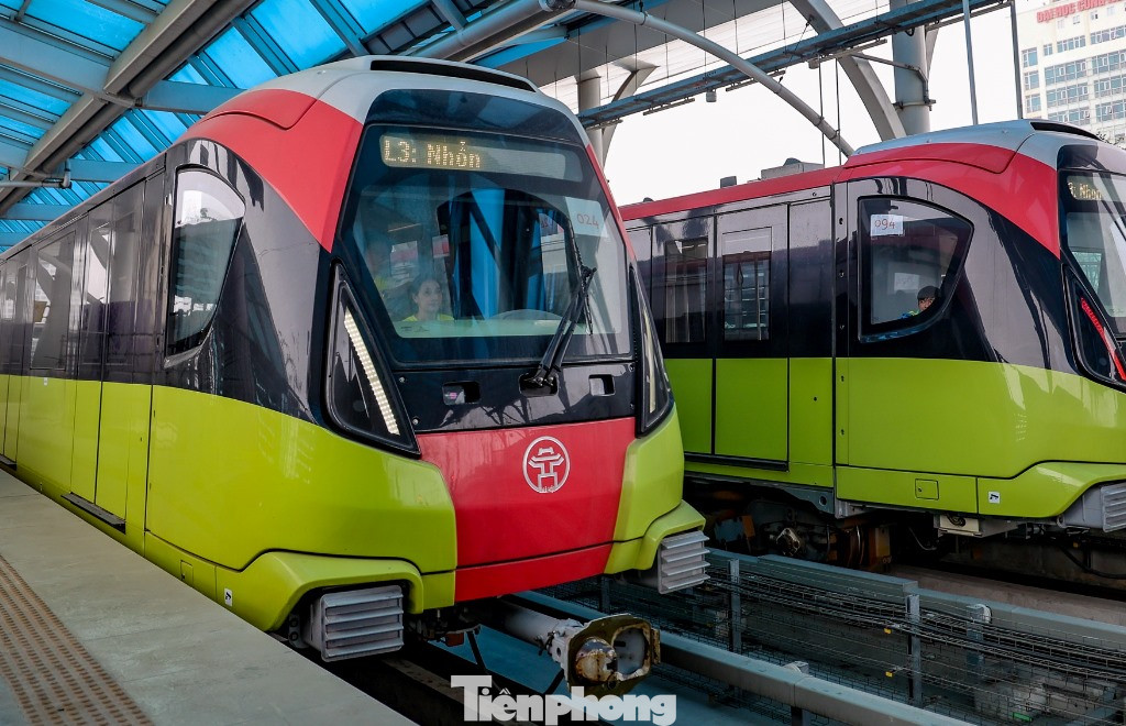 Sau hơn 10 năm thi công và được chuyên gia Pháp vận hành thử kỹ thuật, dự kiến quý 3 tới, các đoàn tàu tuyến metro Nhổn - ga Hà Nội sẽ bắt đầu chạy chở khách đoạn trên cao Nhổn về Cầu Giấy.