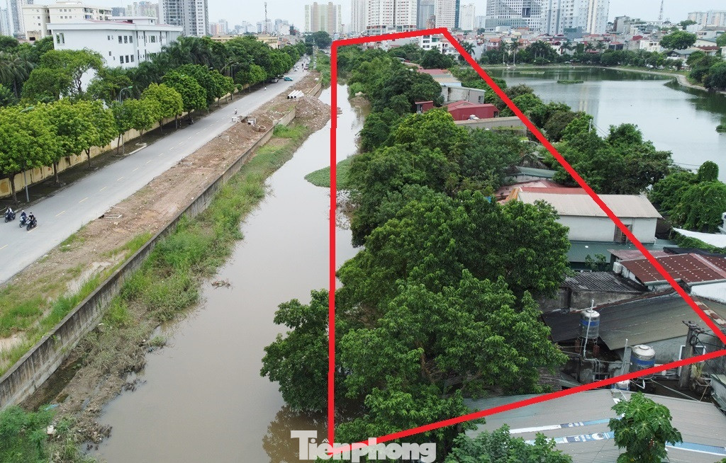 Hiện mặt bằng kênh dẫn nước đi qua các phường Quang Trung, Yết Kiêu, La Khê, Dương Nội đang bị các công trình nhà cửa, cây xanh lấn chiếm.