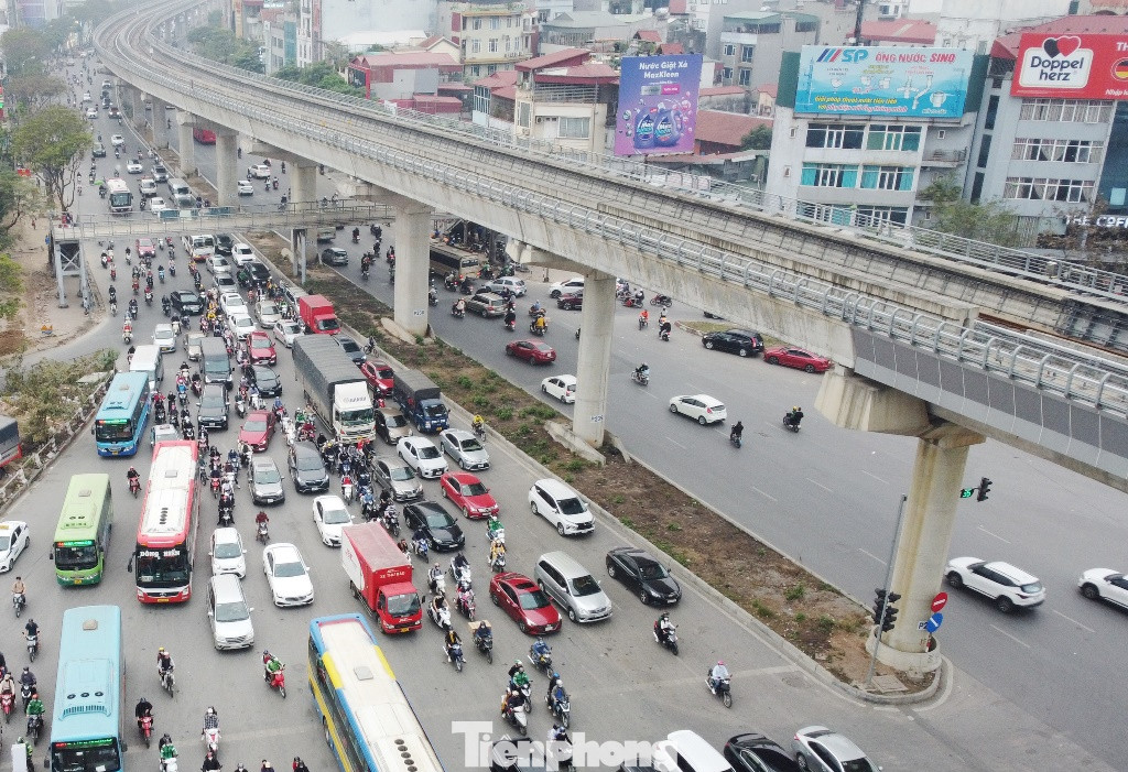 Trong khi đó giao thông trên QL32 đoạn từ Nhổn về Cầu Giấy và ngược lại phương tiện cá nhân chen chúc, liên tục gây ùn ứ, đi lại khó khăn