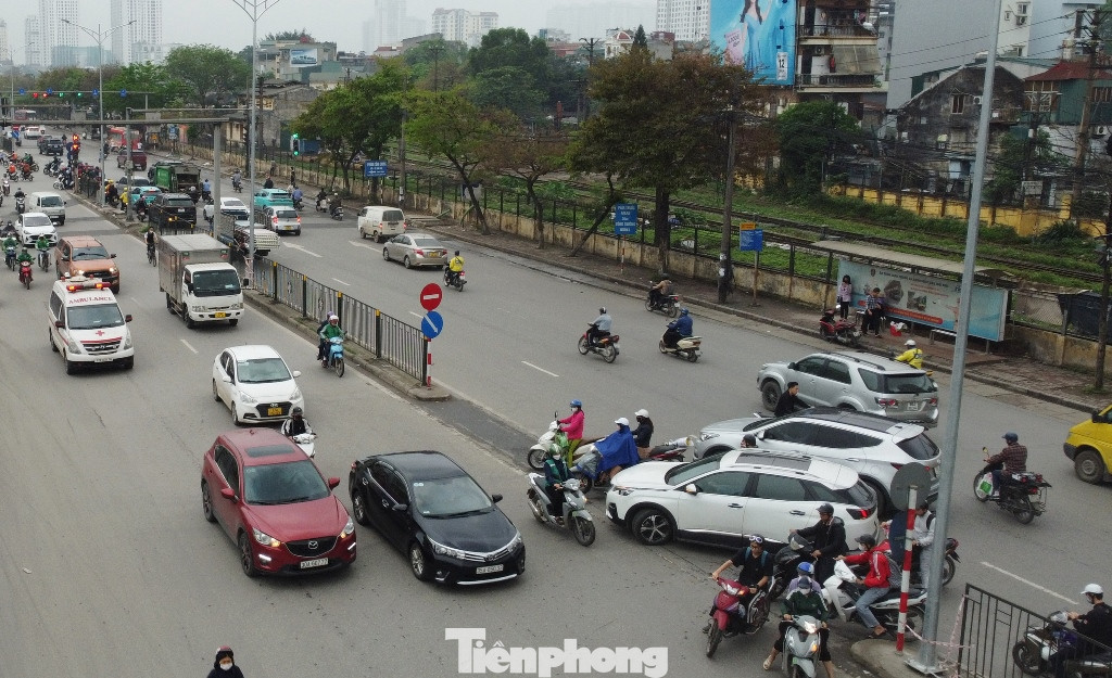 Trên đường Giải Phóng hướng Ngọc Hồi xe đi đến nút giao Giải Phóng được quay đầu tại điểm mở dải phân cách trước số nhà 807 thay vì đến nút giao.