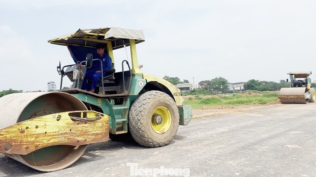 Với những đoạn đã hết thời gian chờ lún, công nhân, máy móc đang tranh thủ thi công đêm, ngày, thậm chí cả trưa nắng (ảnh chụp trưa 29/5) để đẩy nhanh tiến độ dự án.