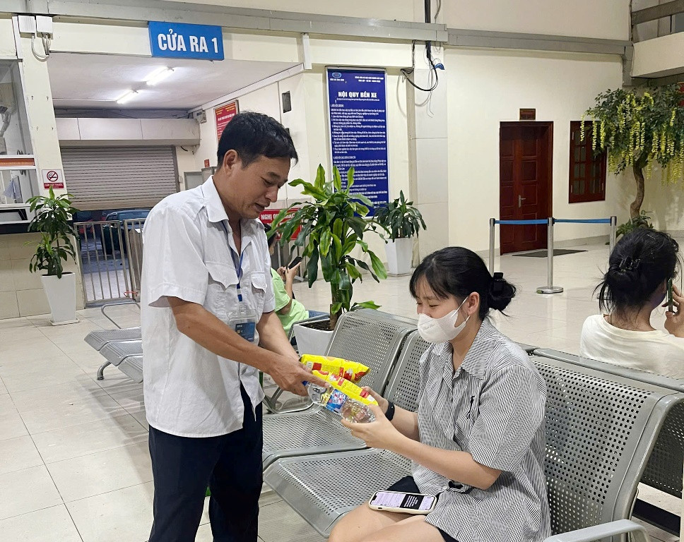 Hành khách lưu trú tạm thời tại bến xe Giáp Bát tối 7/9 được đại diện bến tặng nước uống và bánh mì.