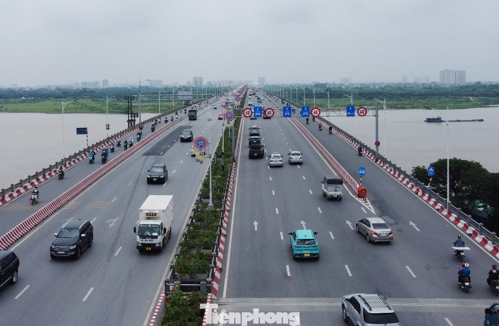 Cầu Vĩnh Tuy giai đoạn 2 (bên phải ảnh) đã được đầu tư, đưa vào sử dụng hơn 9 tháng.