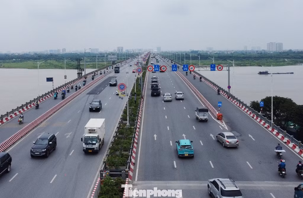 Cầu Vĩnh Tuy giai đoạn 2 (bên phải ảnh) đã được đầu tư, đưa vào sử dụng hơn 9 tháng.