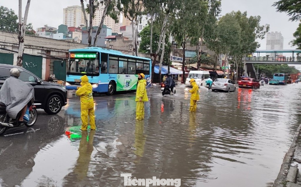 Đường Phùng Hưng, Hà Đông xe được nhân viên thoát nước hướng dẫn đi một chiều đường, chiều còn lại (hướng Hà Đông - Thanh Trì) không thể lưu thông do ngập sâu.