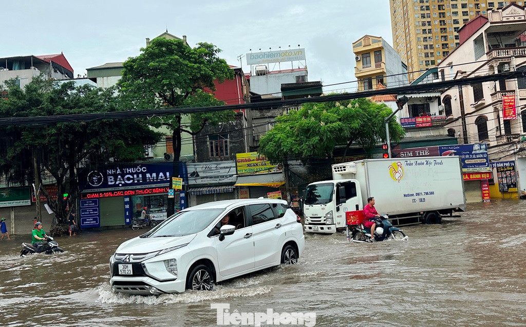 Nước ngập sâu tại nút giao Xa La - Cầu Bươu từ sáng sớm đến chiều nay vẫn chưa rút do nước sông Nhuệ dâng cao.