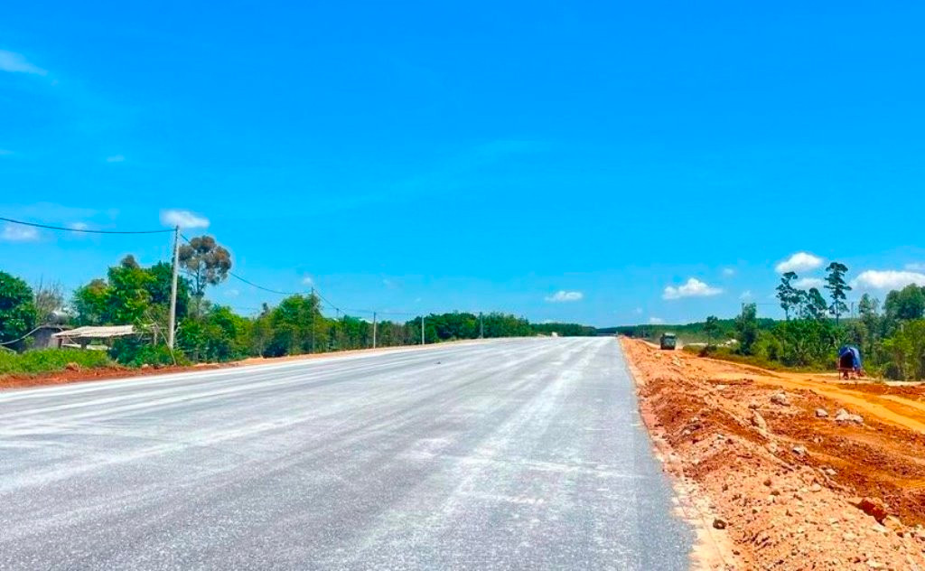 Hiện trạng thi công trên công trường dự án cho thấy, nền móng đường đã được đào đắp theo cao trình. Hiện trạng thi công trên công trường dự án cho thấy, nền móng đường đã được đào đắp theo cao trình.