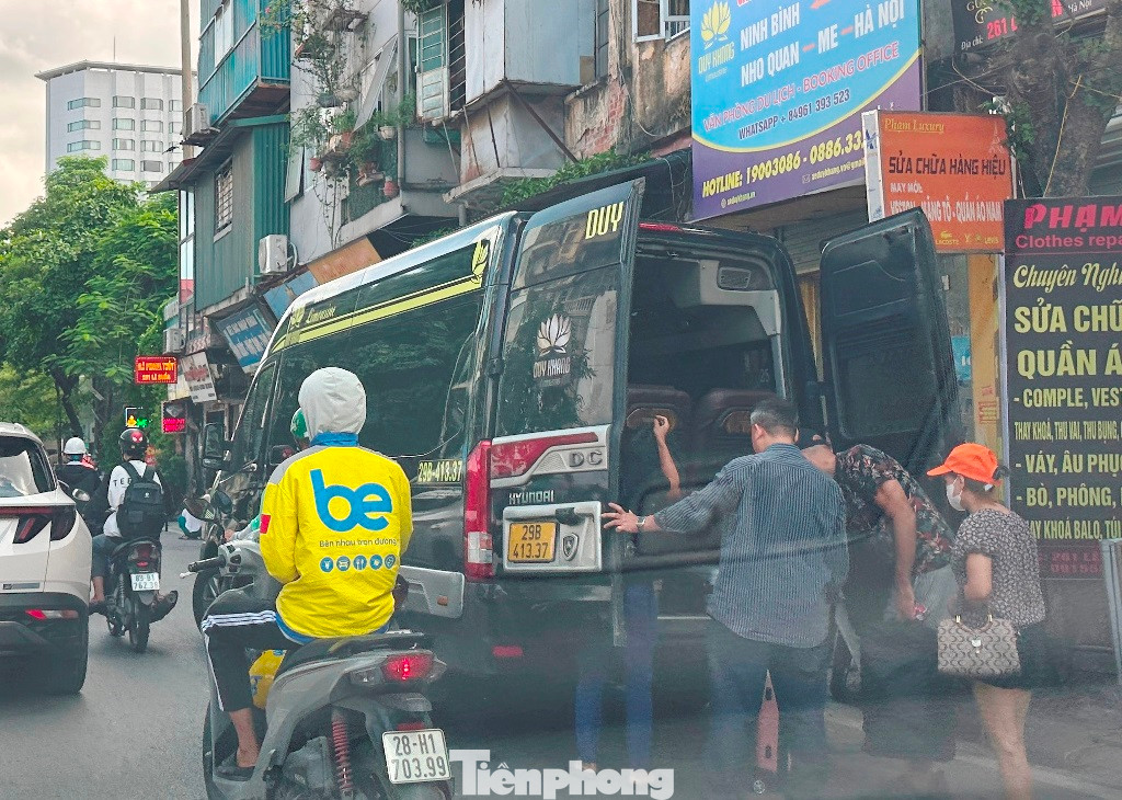 Xe chở khách loại Limousine đeo biển xe hồng dừng bắt khách ngay trên đường tại số số 259 Lê Duẩn. Xe chở khách loại Limousine đeo biển xe hồng dừng bắt khách ngay trên đường tại số số 259 Lê Duẩn.