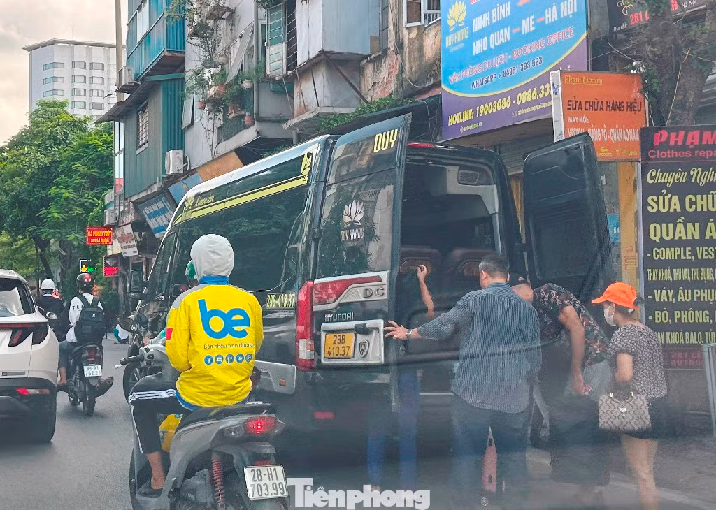 Xe chở khách loại Limousine đeo biển xe hồng dừng bắt khách ngay trên đường tại số số 259 Lê Duẩn.