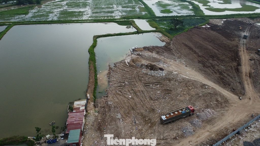 Sau gần 20 năm xây dựng tuyến đường sắt đô thị số 1 Yên Viên - Ngọc Hồi, đến nay, mặt bằng ga Ngọc Hội chỉ giải phóng được khoảng 30% diện tích, còn lại vẫn là đất đồng ruộng, nhà cửa của người dân. Sau gần 20 năm xây dựng tuyến đường sắt đô thị số 1 Yên Viên - Ngọc Hồi, đến nay, mặt bằng ga Ngọc Hội chỉ giải phóng được khoảng 30% diện tích, còn lại vẫn là đất đồng ruộng, nhà cửa của người dân.