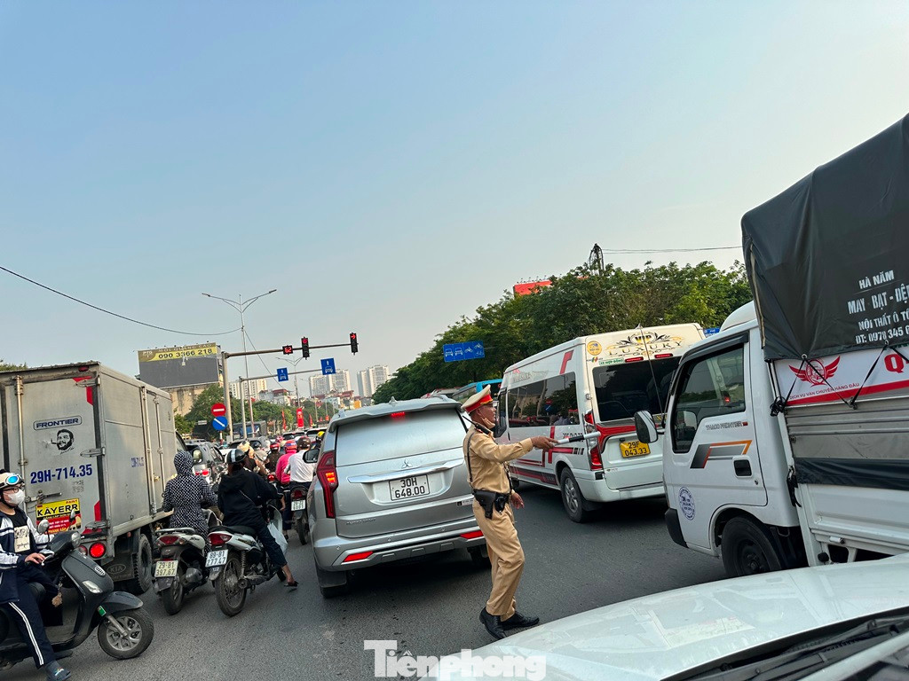 CSGT điều tiết phân luồng giao thông trên đường Giải Phóng chiều 26/4. CSGT điều tiết phân luồng giao thông trên đường Giải Phóng chiều 26/4.