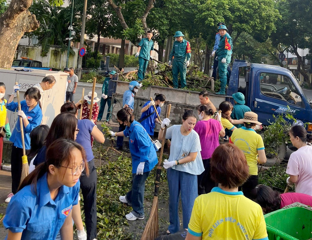 Sau lễ phát động của thành phố sáng nay, tất cả các sở ban ngành, đoàn thể Hà Nội cùng xuống đường để di dời, thu dọn cây đổ, làm vệ sinh môi trường, sớm trả lại lòng đường vỉa hè phong quang, sạch sẽ. Sau lễ phát động của thành phố sáng nay, tất cả các sở ban ngành, đoàn thể Hà Nội cùng xuống đường để di dời, thu dọn cây đổ, làm vệ sinh môi trường, sớm trả lại lòng đường vỉa hè phong quang, sạch sẽ.