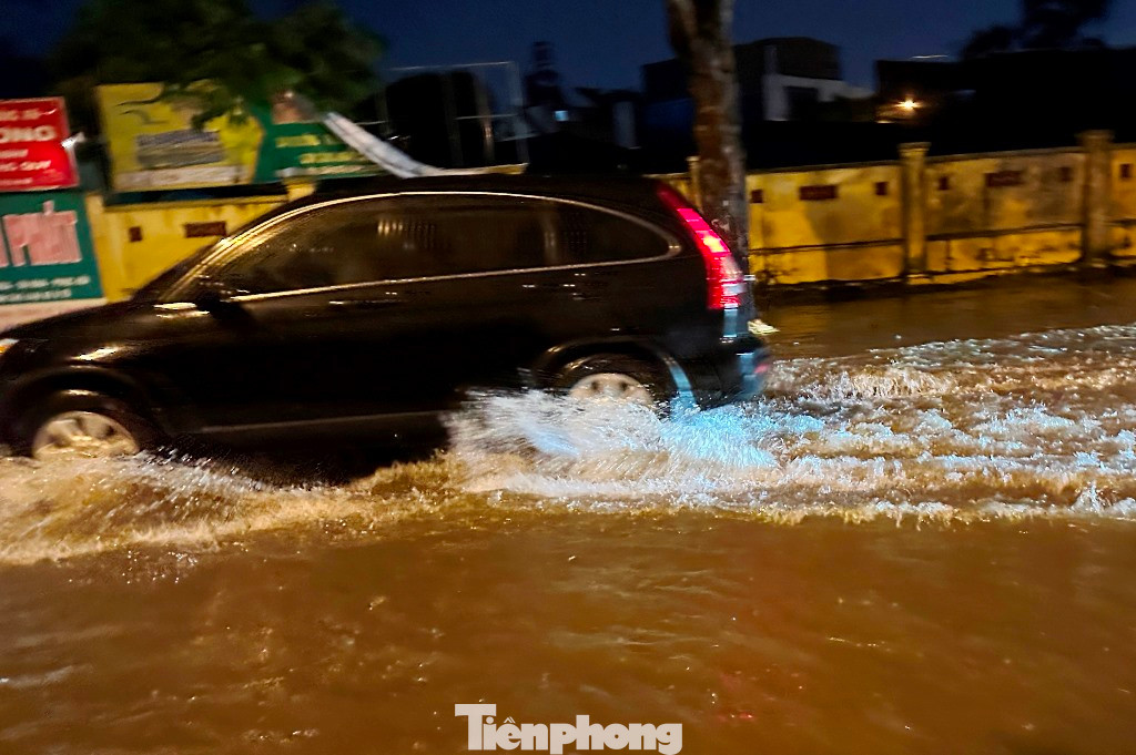 Mưa ngập hơn nửa bánh xe ô tô trên phố Linh Đường. Mưa ngập hơn nửa bánh xe ô tô trên phố Linh Đường.